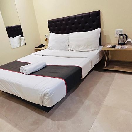 U Life Hotel Mumbai Bagian luar foto