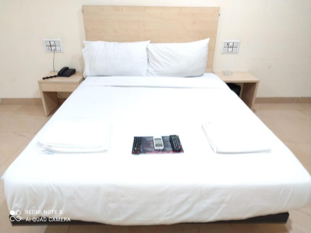 U Life Hotel Mumbai Bagian luar foto