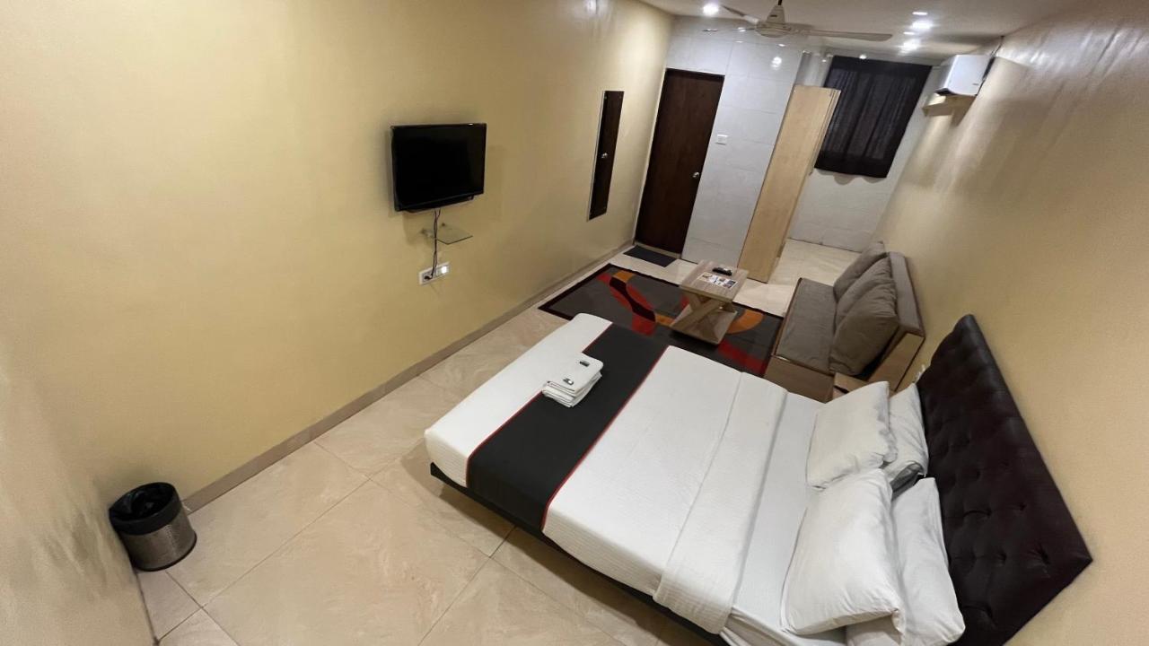 U Life Hotel Mumbai Bagian luar foto