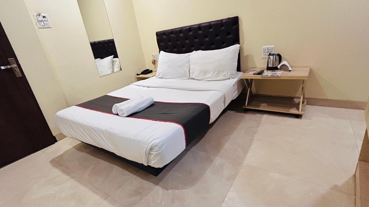 U Life Hotel Mumbai Bagian luar foto